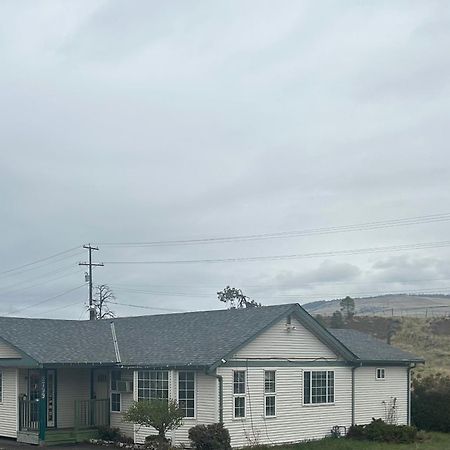 Road Runner Motel Merritt Exterior photo