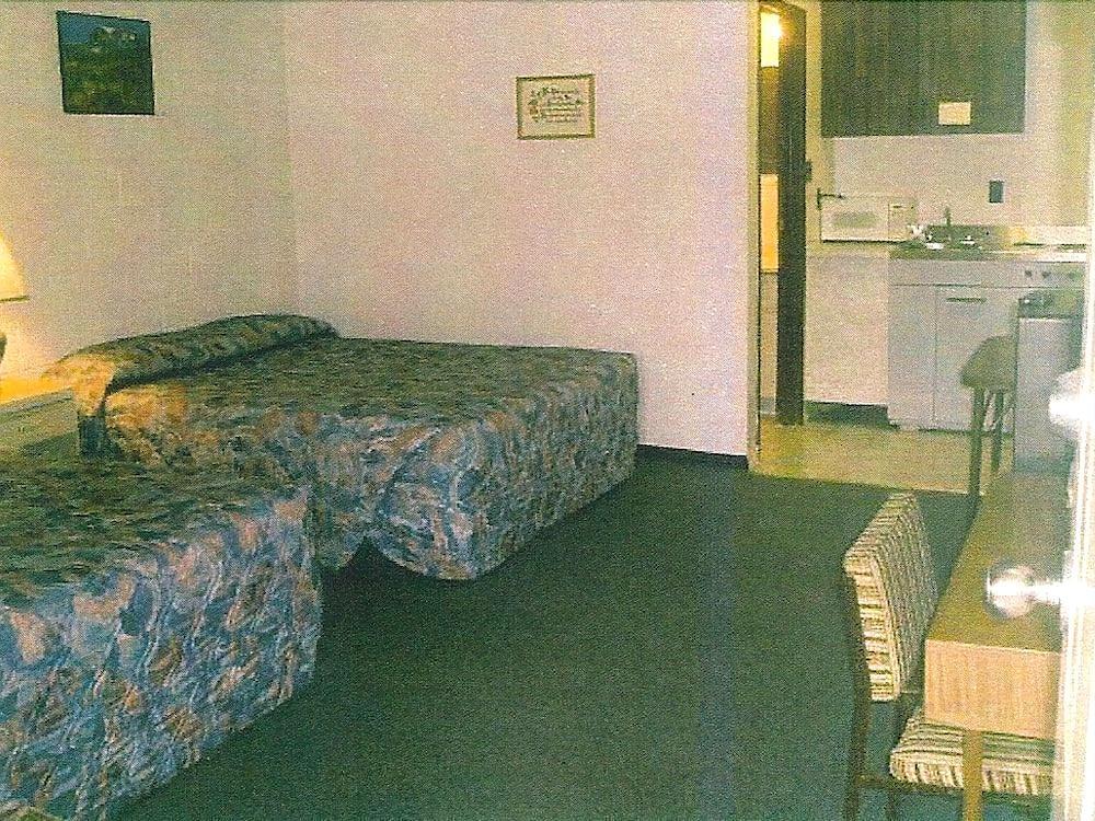 Road Runner Motel Merritt Exterior photo