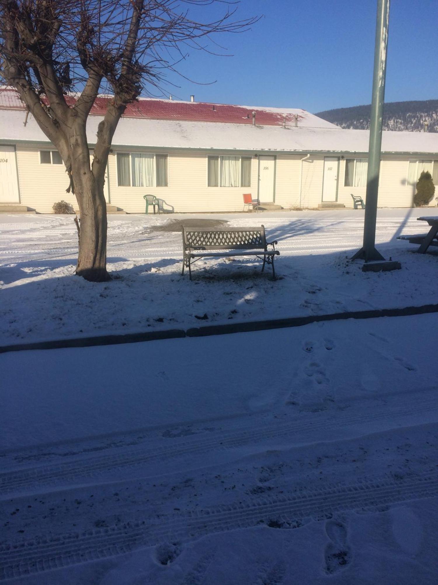Road Runner Motel Merritt Exterior photo