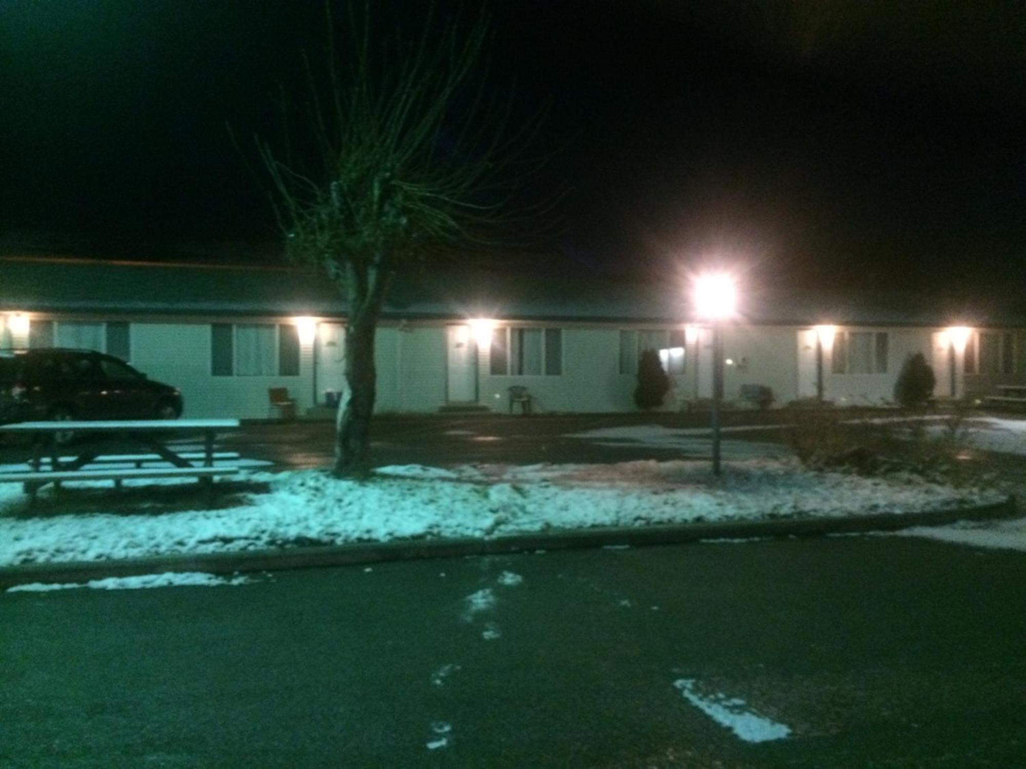Road Runner Motel Merritt Exterior photo